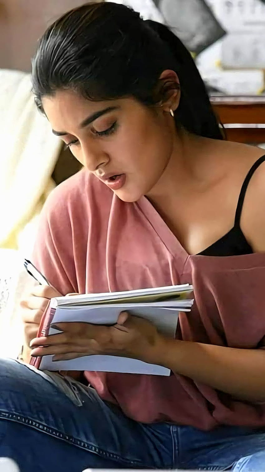 Nivetha Thomas, aktris malayalam, v film telugu wallpaper ponsel HD