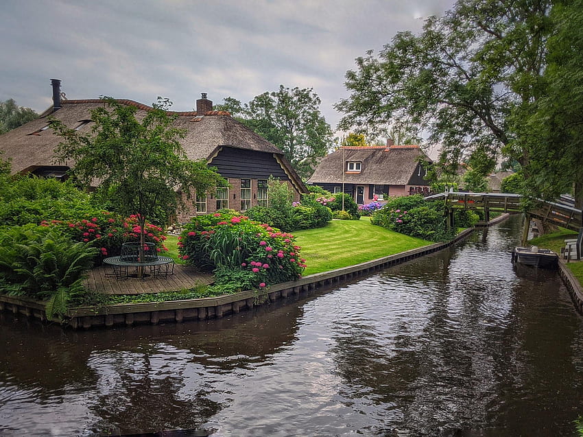 Eines der vielen Häuser am Kanal in Giethoorn, Niederlande. :R er HD-Hintergrundbild
