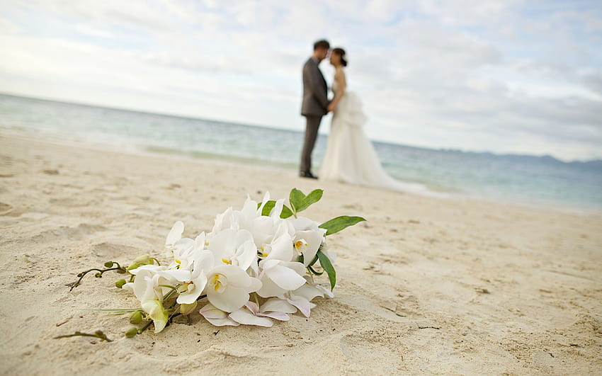Sweet Love, morze, piasek, widok na morze, lafy, romans, plaża, kobieta, ślub, miłość, chmury, natura, kwiaty, niebo, romantyczny, panna młoda, ocean Tapeta HD