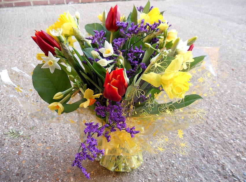 Blumen, Tulpen, Narzissen, Asphalt, Blumenstrauß, Verpackung HD-Hintergrundbild