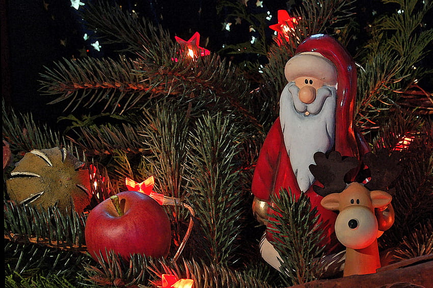 Noel ağacı süsü, çam ağacı, güzel, yılbaşı topları, altın süslemeli, yıldız, geyik, kırmızı, elma, Noel Baba HD duvar kağıdı