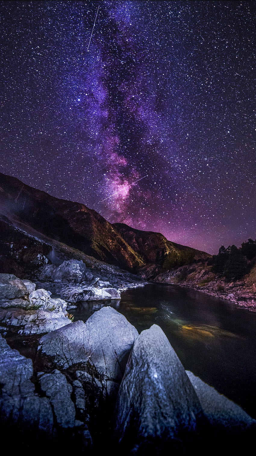 星空、山、川、夜。 iPhoneの空、自然、夜空、パープルリバー HD電話の壁紙