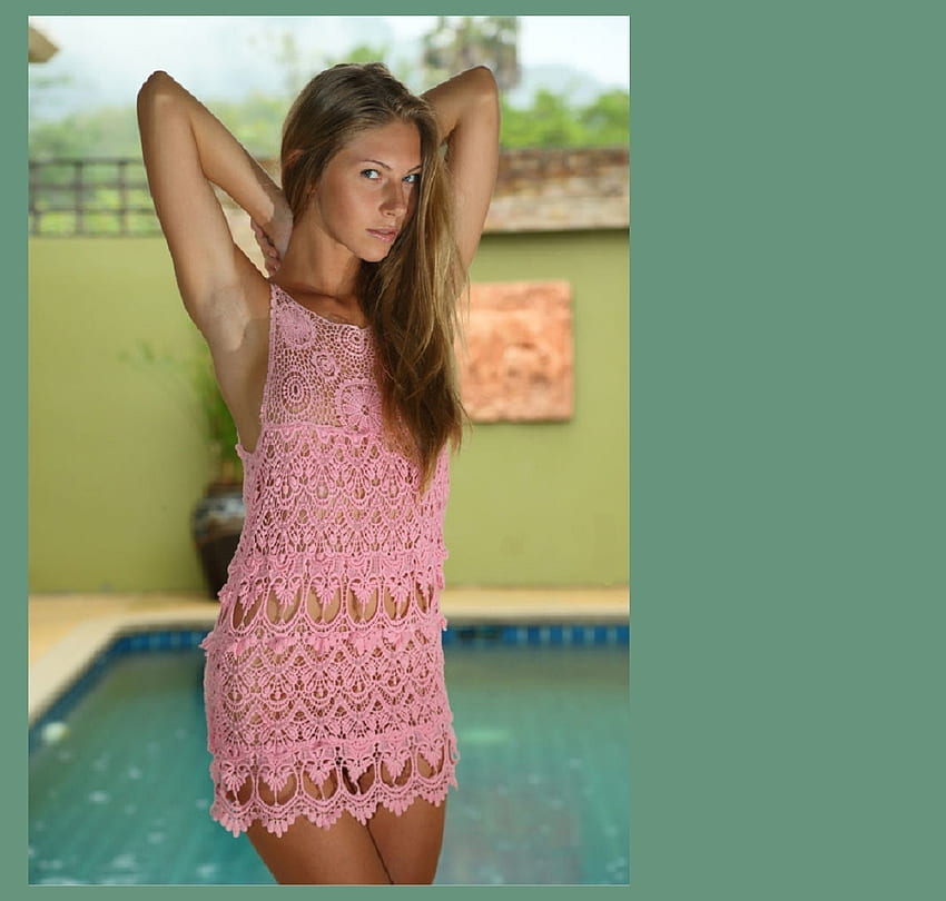 KRYSTAL BOYD ANJELICA EBBI, gaun mini pendek, berdiri di depan kolam renang, pirang gelap, merah muda tembus pandang Wallpaper HD