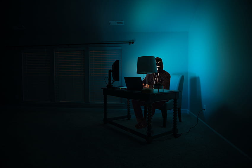 Anonimowy, ciemny, połysk, światło, stół, komputer, miejsce pracy Tapeta HD