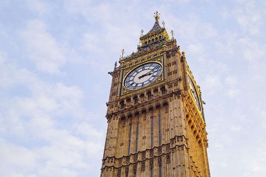 часовникова кула биг бен в лондон със синьо небе и бели облаци голям HD тапет