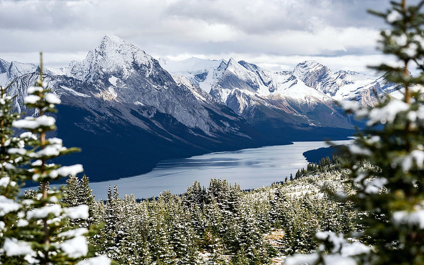 Snowy Maligne Lake, Jasper NP, Alberta, планини, Канада, сняг, облаци, дървета, небе HD тапет