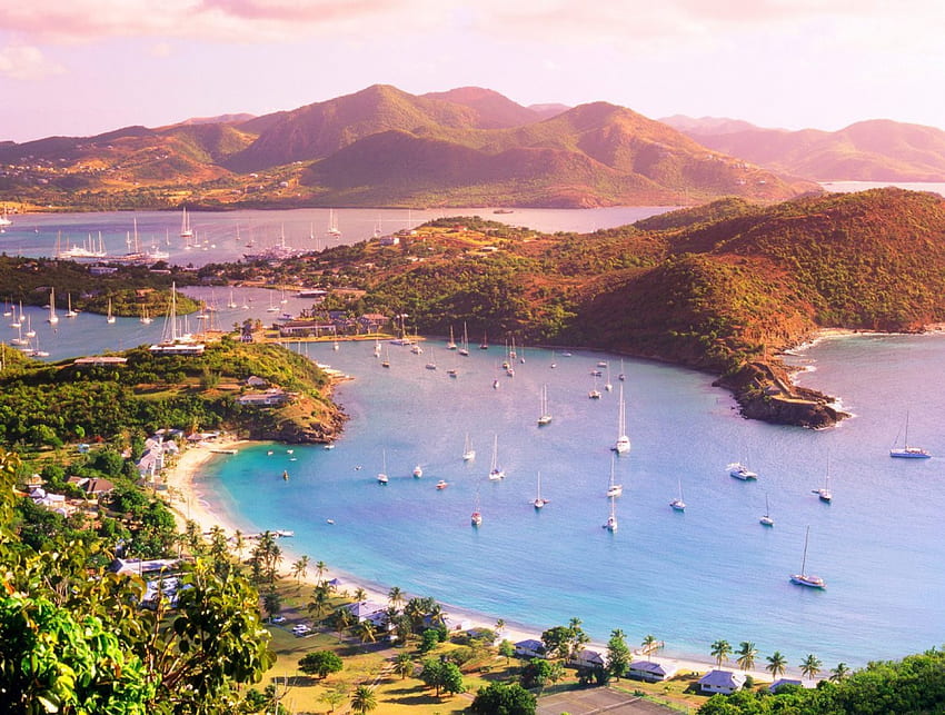 Leeward Island, Lesser Antilles, Caribbean Island, wyspa, niebieski, piasek, ląd, plaża, żaglówki, światło dzienne, Brzeg, dzień, brązowy, łodzie, drzewa, góry, woda, trawa, jezioro, zielony, chmury, Natura, niebo, las Tapeta HD