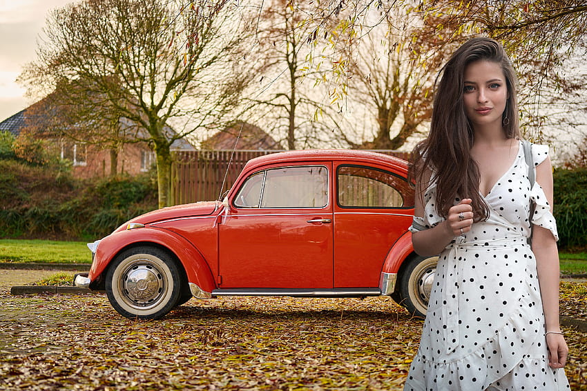 Veronica posiert mit ihrem Vintage VW Bug, Modell, Kleid, Auto, Brünette, Volkswagen HD-Hintergrundbild