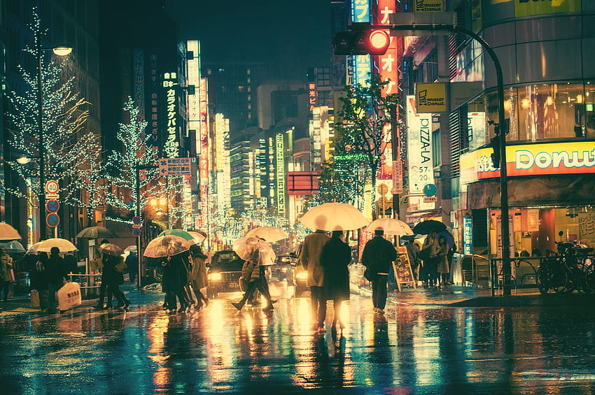 日中に傘をさして通りを歩く人々、日本の雨の街 高画質の壁紙