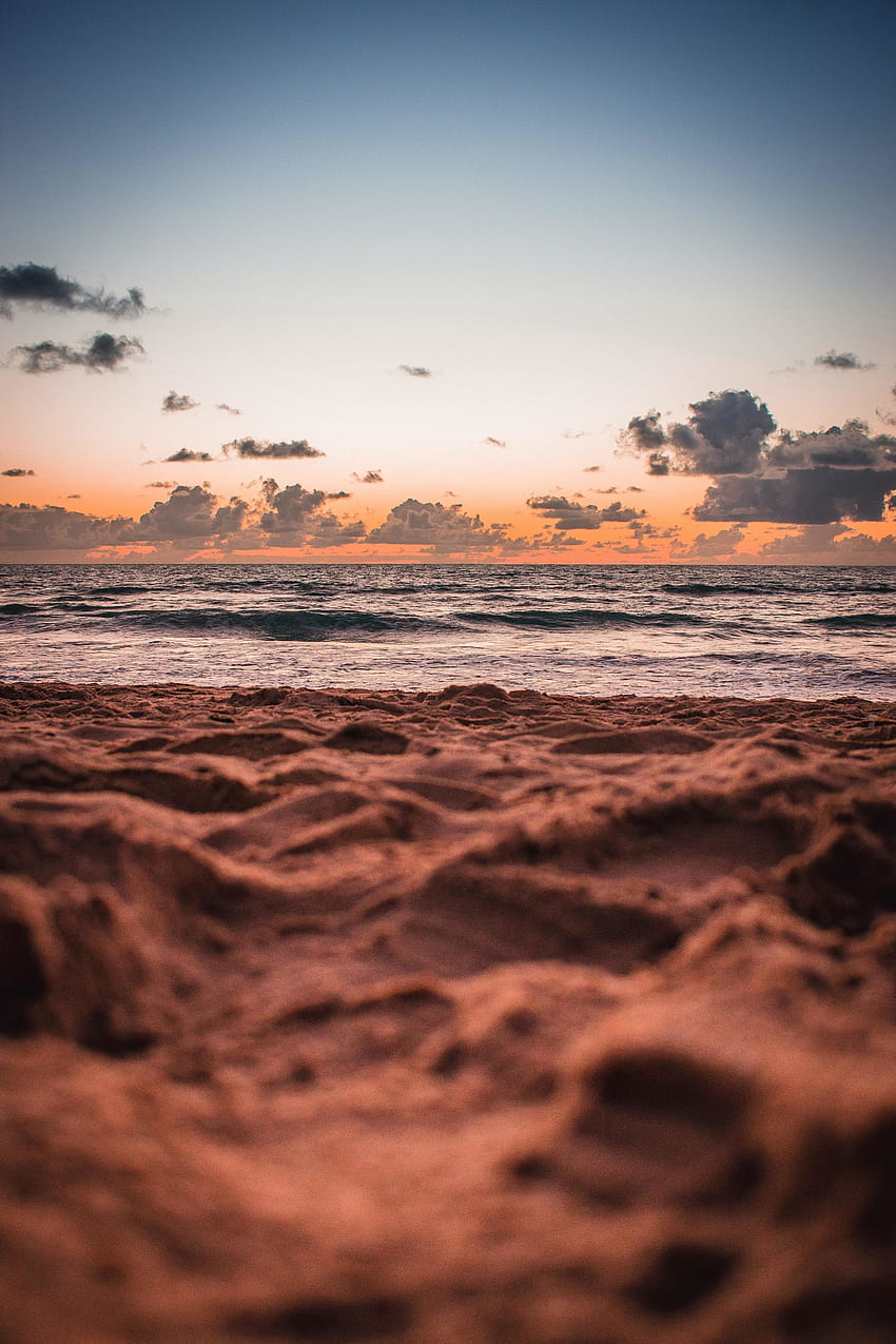 Sabbia marrone, spiaggia, tramonto, primo piano Sfondo del telefono HD