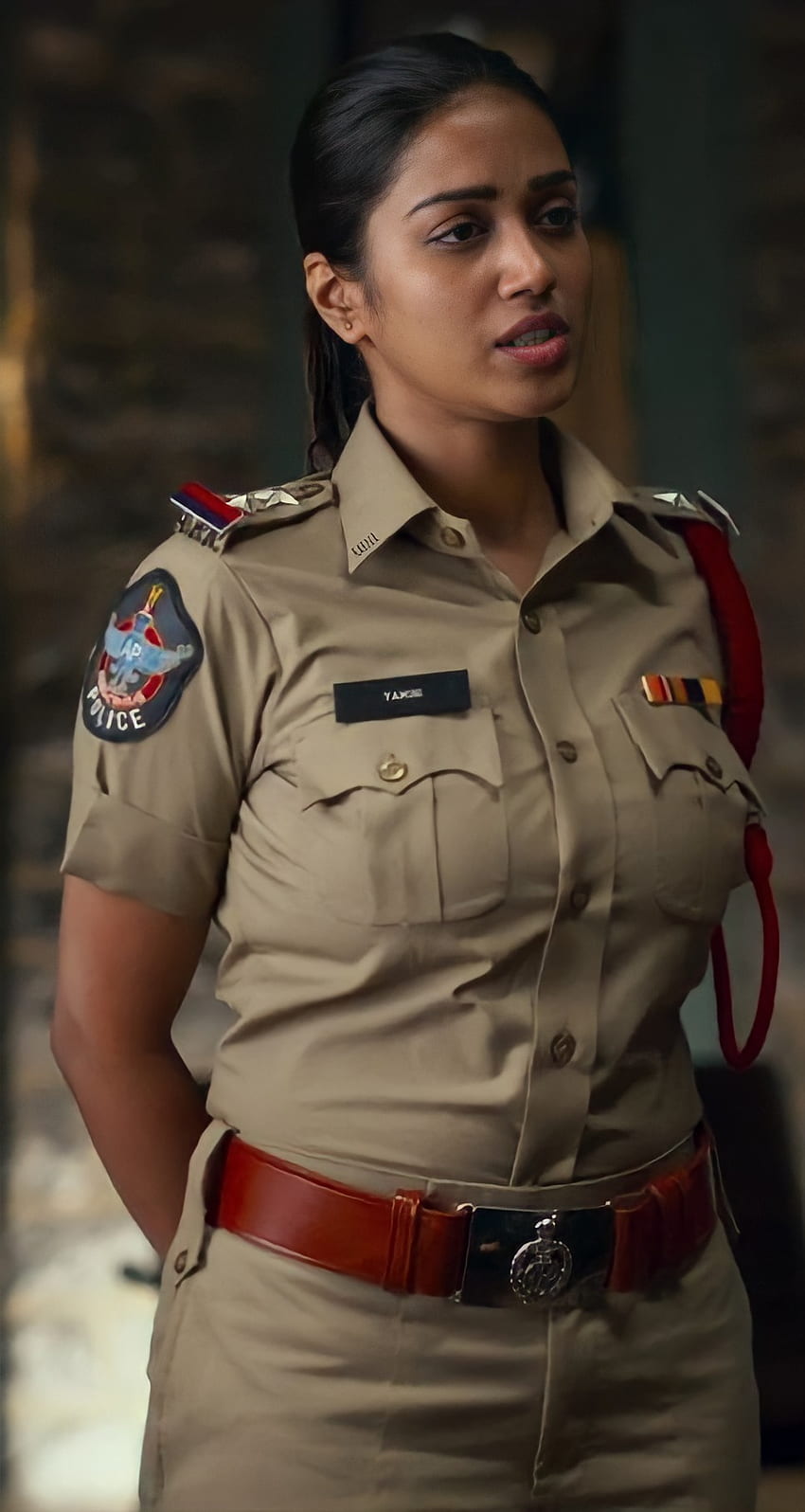 Nivetha pethuraj, militar_persona, rojo fondo de pantalla del teléfono