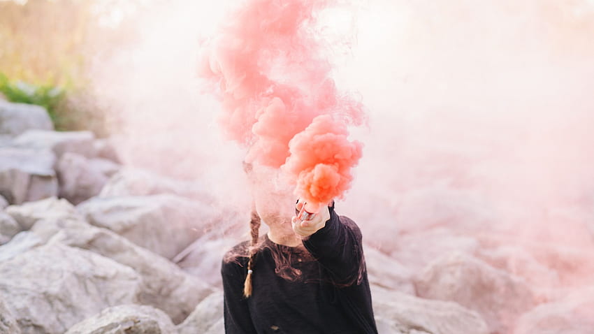 Cropper - Mujer sosteniendo una granada de humo de color 2560 por 1440 (1074), 2560 X 1440 Color humo fondo de pantalla