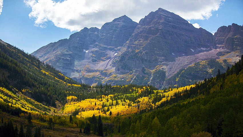 Maroon Bells at Fall, Colorado, picos, paisaje, colores, árboles, estados unidos, valles, álamos tembloses, hojas, nubes, cielo fondo de pantalla