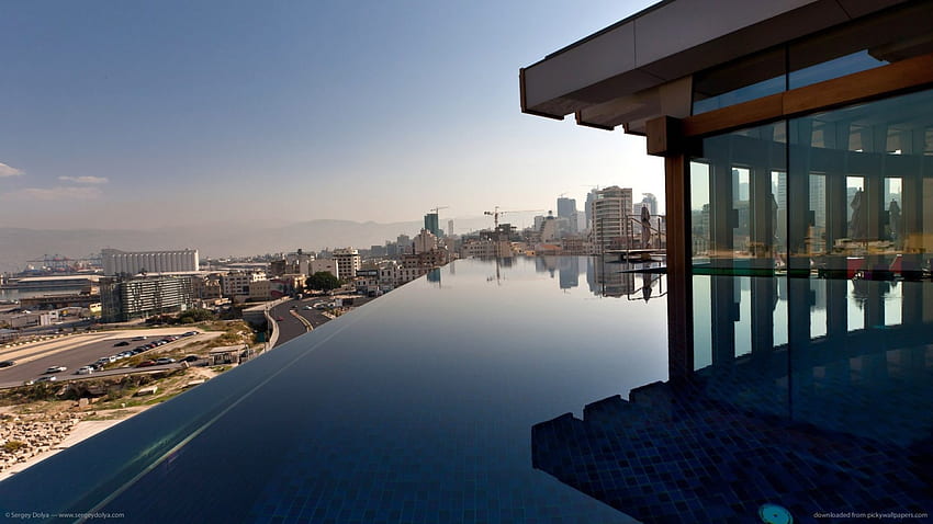 piscina infinita en un techo de beirut, techo, piscina, montañas, ciudad fondo de pantalla