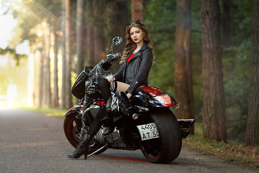 女の子とオートバイ、モデル、ブルネット、木々、オートバイ、道路 高画質の壁紙