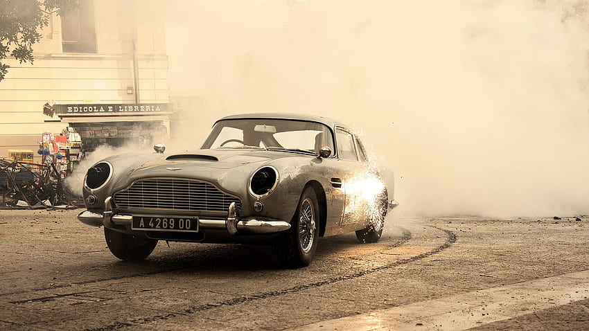 L'Aston Martin DB5 James Bond de 3,5 millions de dollars se déchaîne sur le tournage de 