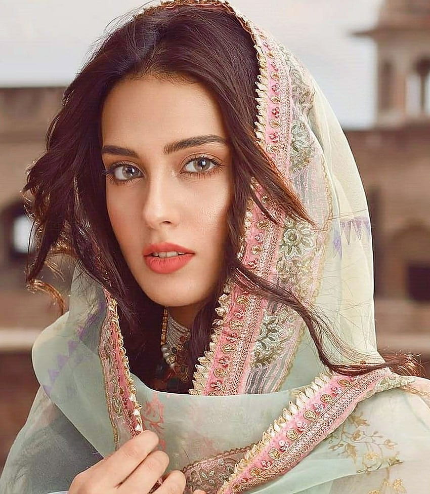 Iqra Aziz. Pakistańska dziewczyna, pakistańska aktorka, muzułmańska moda damska Tapeta na telefon HD
