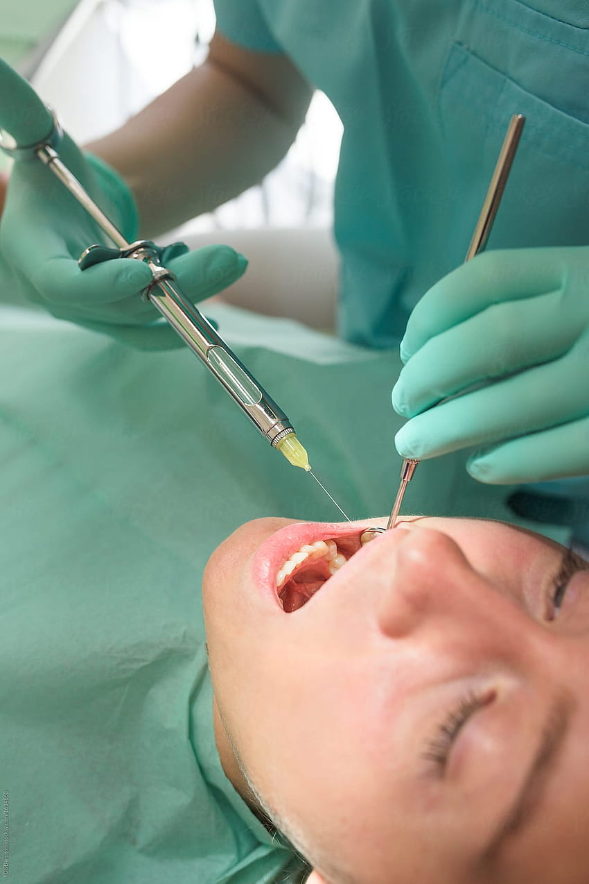 Ortodoncista inyectando el anestésico en la boca de una paciente por dia - Anestesia, Odontología fondo de pantalla del teléfono