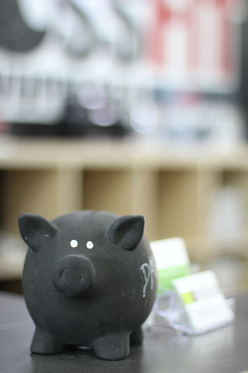 : schwarzes Sparschwein auf schwarzer Oberfläche, sparen, Geld HD-Handy-Hintergrundbild