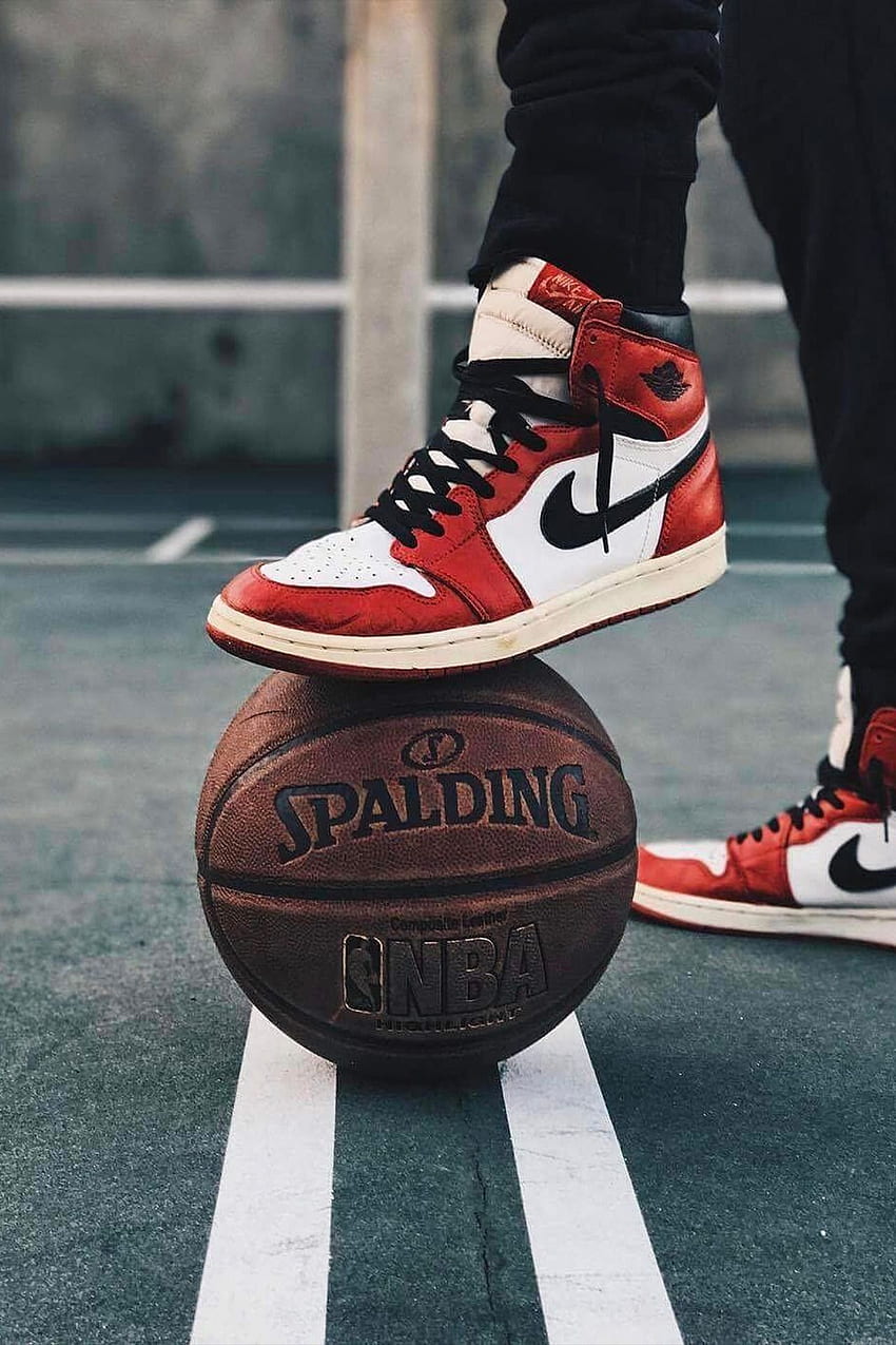 Air Jordans. Aus weißen Schuhen, Air Jordan Schuhen, Nike ern, coolen Basketballschuhen HD-Handy-Hintergrundbild