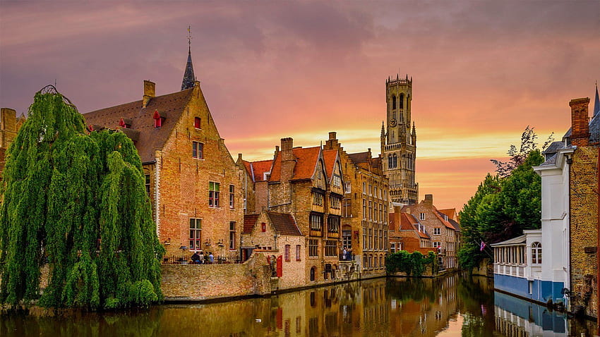Edificios e iglesia a lo largo de un canal en Brujas, Bélgica. , Brujas Bélgica fondo de pantalla