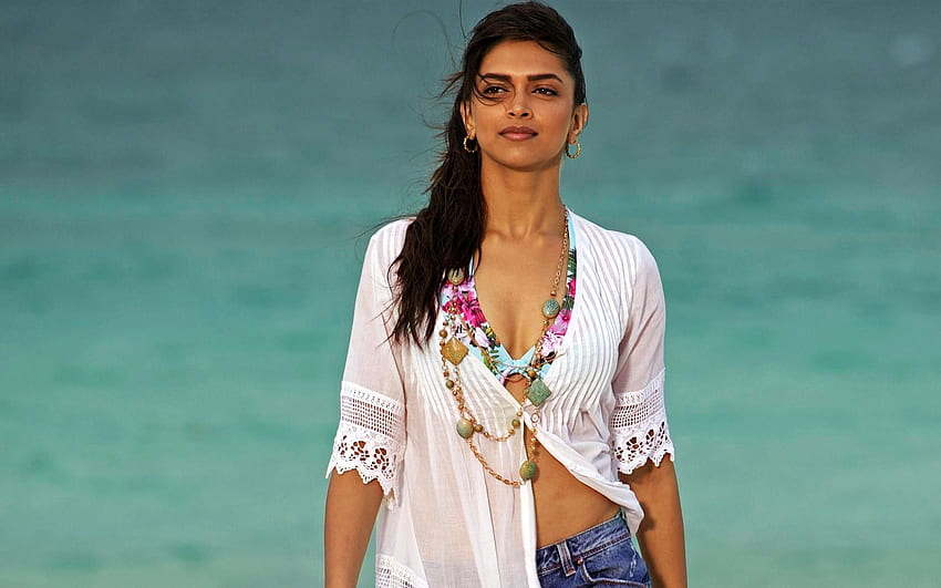 L'actrice de Bollywood Deepika Padukone chaude à la plage - Fond d'écran HD