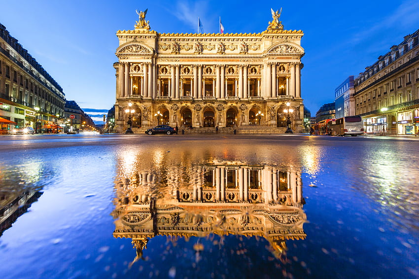 Pfützenspiegel an der Opéra Garnier in Paris bei Nacht Ultra. Hintergrund, Pariser Opernhaus HD-Hintergrundbild