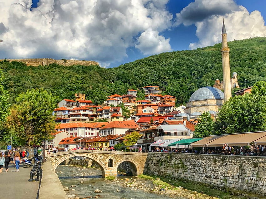 Erstaunte Amerikaner tun Neugeborenes Kosovo, Prizren HD-Hintergrundbild
