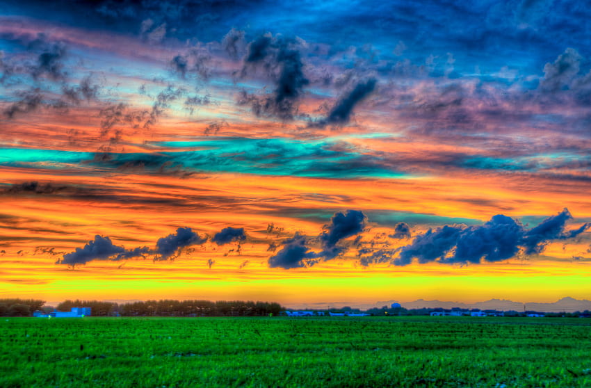 Glorious Hues, plaine, vert, nuages, beau, r, herbe, coloré, coucher de soleil Fond d'écran HD