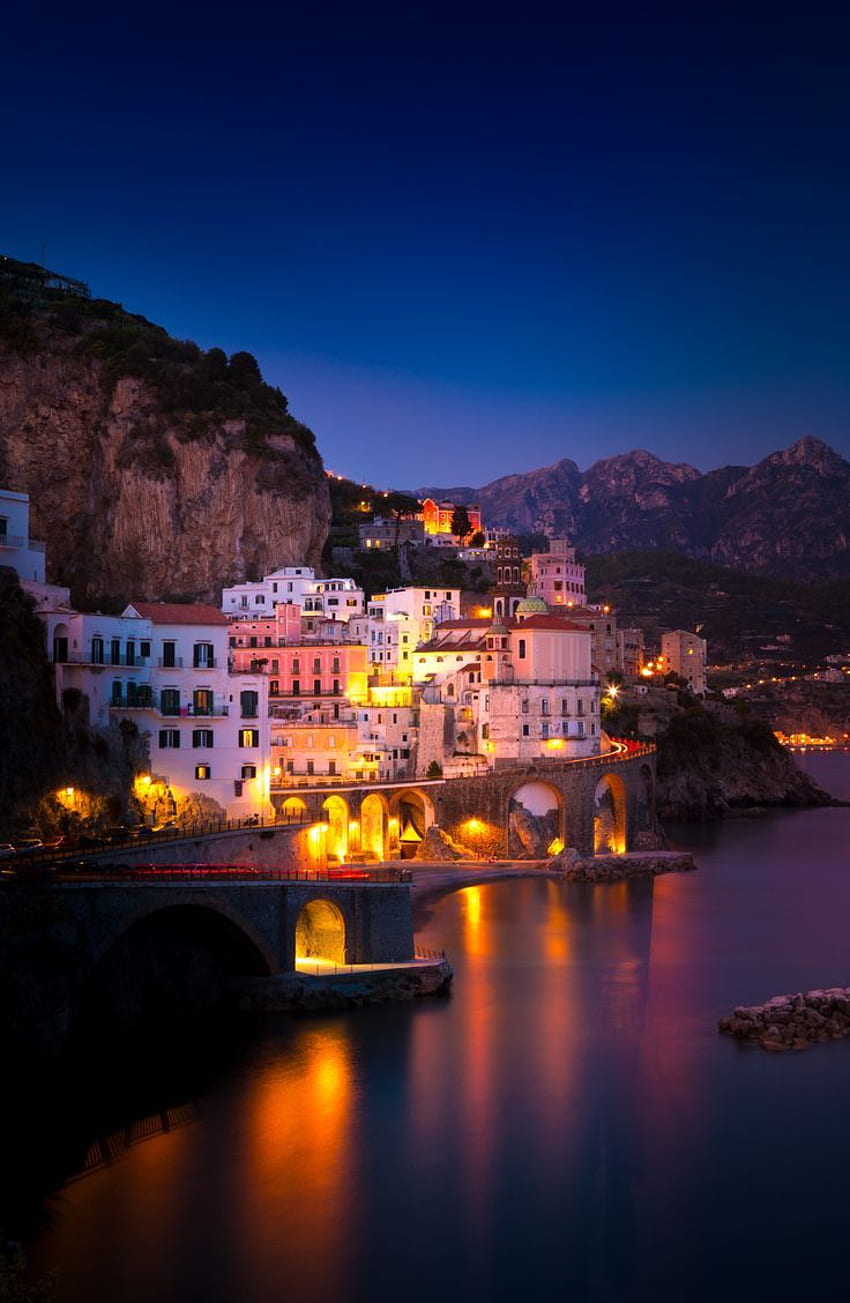 Pemandangan malam kota Amalfi di garis pantai laut Mediterania, Pantai Italia wallpaper ponsel HD