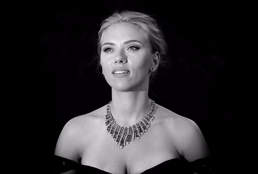 Scarlett Johansson, monochromatyczny, uśmiech Tapeta HD