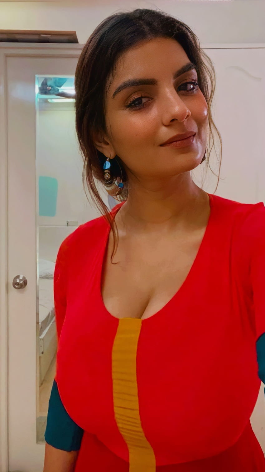 Anveshi jain, bollywood actress, cleavage HD phone wallpaper