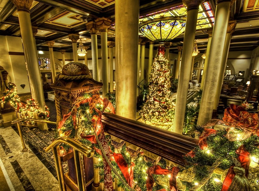 Feiertage, Dekorationen, Weihnachten, Urlaub, Weihnachtsbaum, Girlande, Girlanden, Säule, Saal, Säulen HD-Hintergrundbild