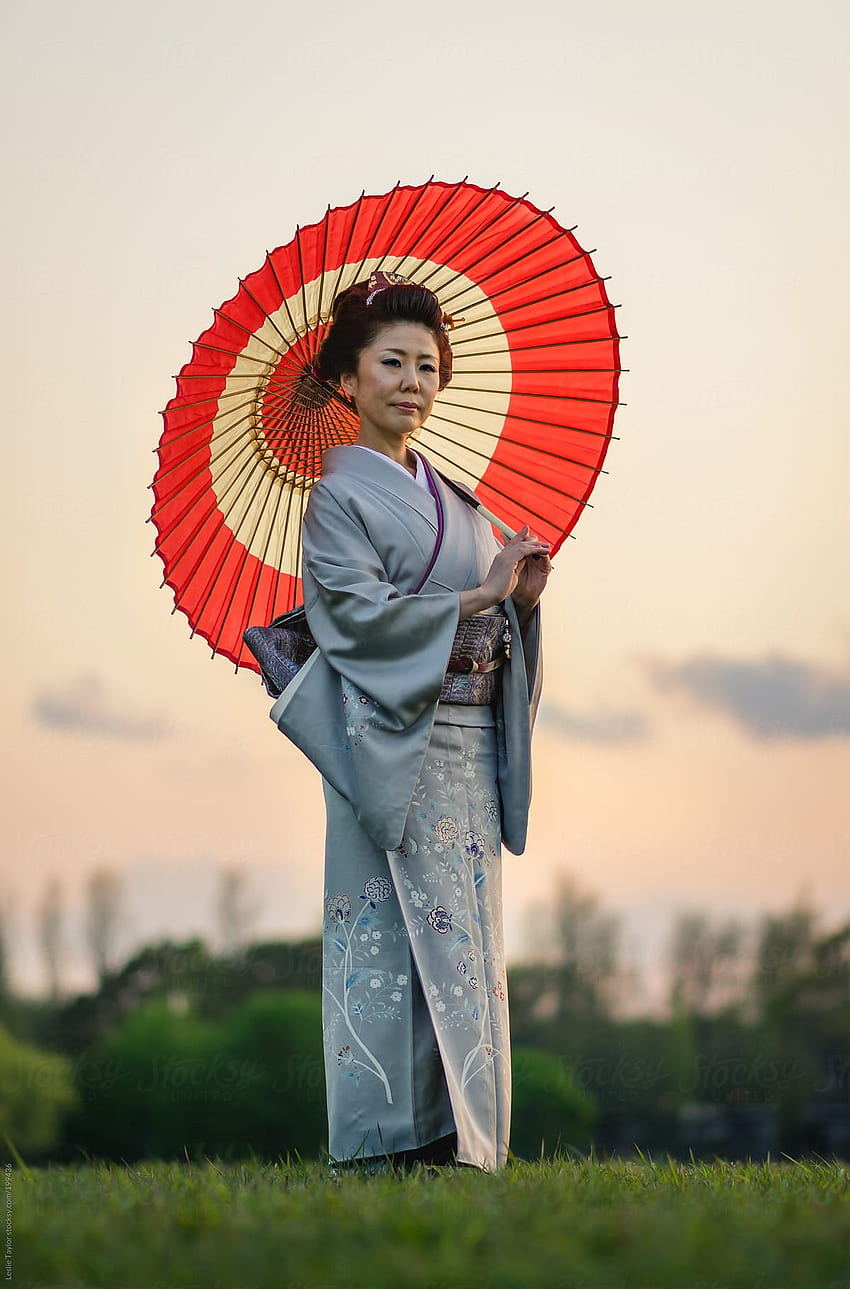 mujer japonesa, llevando, kimono, y, tenencia, tradicional, paraguas fondo de pantalla del teléfono