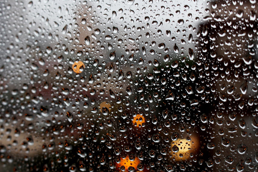 Disparo de grama completo de gotas de lluvia en la ventana de vidrio · Stock fondo de pantalla