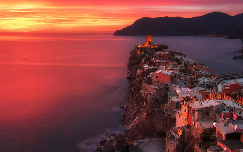 Vernazza, sera, tramonto, Cinque Terre, sole rosso, panorama di Vernazza, La Spezia, Italia Sfondo HD