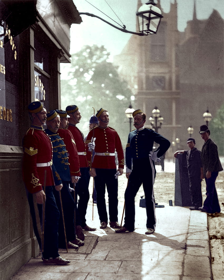 Unglaubliche kolorierte er erwecken die viktorianische Ära zum Leben und enthüllen Londons belebte Straßen in einem Jahrzehnt, in dem Charles Dickens starb HD-Handy-Hintergrundbild