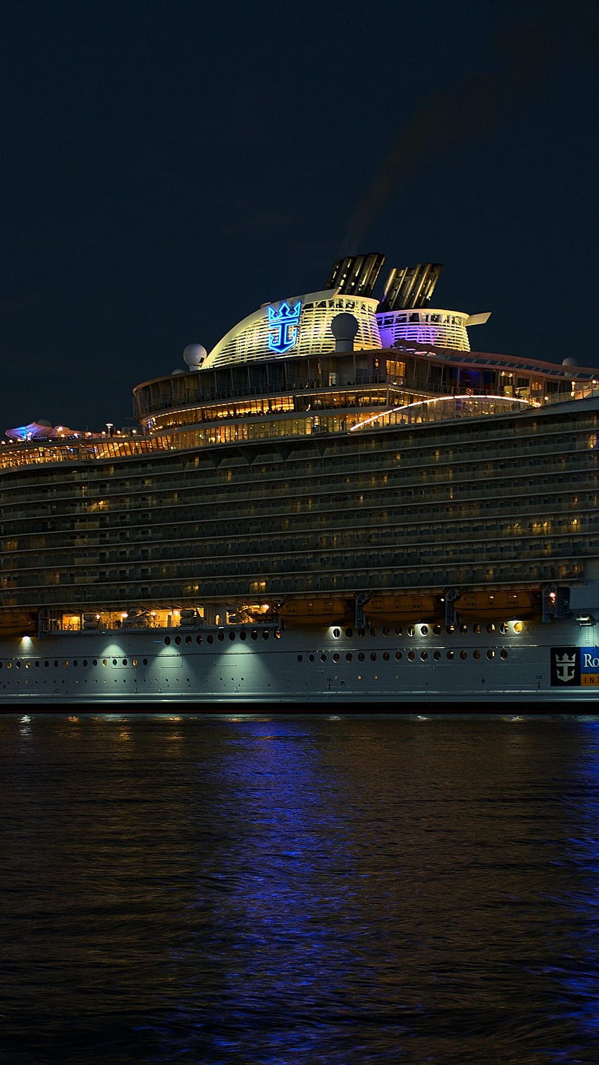 Круизен кораб Royal Caribbean Ships Night HD тапет за телефон