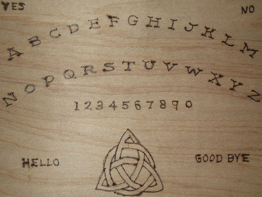 Ręcznie wykonana tablica Ouija z bliska - domena publiczna Tapeta HD