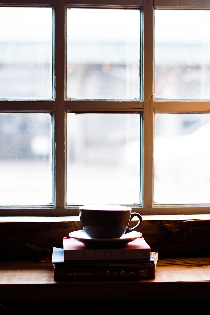 Rebord de fenêtre, tasse à café, livres, humeur chaleureuse - Maiden Fond d'écran de téléphone HD