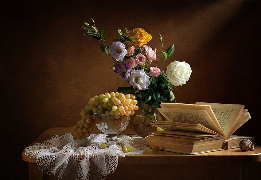 Martwa natura, stół, grafika, róże, winogrona, wazon, piękny, cudowny, książka, owoce, kwiaty, harmonia Tapeta HD