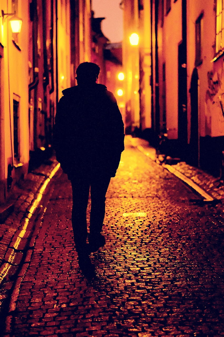 Wieczorny spacer - sylwetka mężczyzny. Nocna uliczna grafika, piękna noc, piękne tło, samotna ulica Tapeta na telefon HD