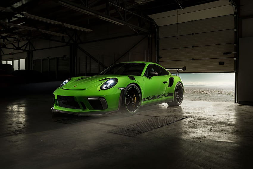 緑のポルシェ 911 がガレージに駐車、背景 - 高画質の壁紙