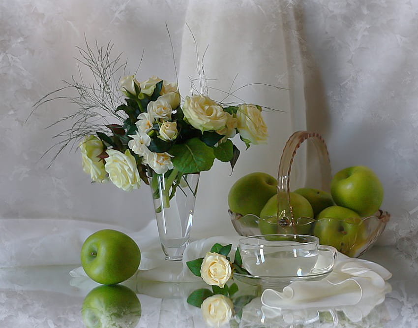 ความอิ่มอกอิ่มใจ แอปเปิ้ล กุหลาบขาว สะท้อน กลีบดอก แก้ว ผลไม้ ความสุข จานรอง ขาว ดอกกุหลาบ แจกัน สวย ถ้วย ผ้าไหม สีเขียว โรแมนติก ดอกไม้ ชาม วอลล์เปเปอร์ HD