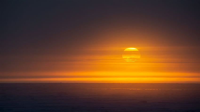 Alla ricerca di un sole rettangolare sopra il circolo polare artico, tramonto al Polo Nord Sfondo HD