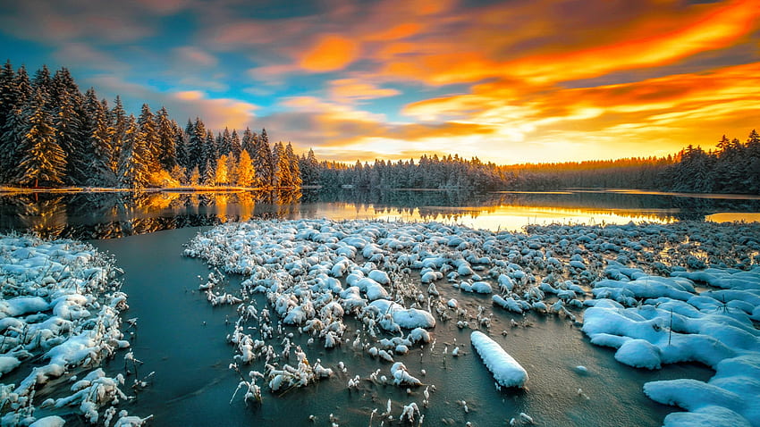 Zimowe jezioro w Szwajcarii, zima, lustro, piękne, szwajcarskie, ogniste, spokojne, jezioro, spokój, Szwajcaria, odbicie, śnieg, chmury, niebo, las, lód, zachód słońca Tapeta HD