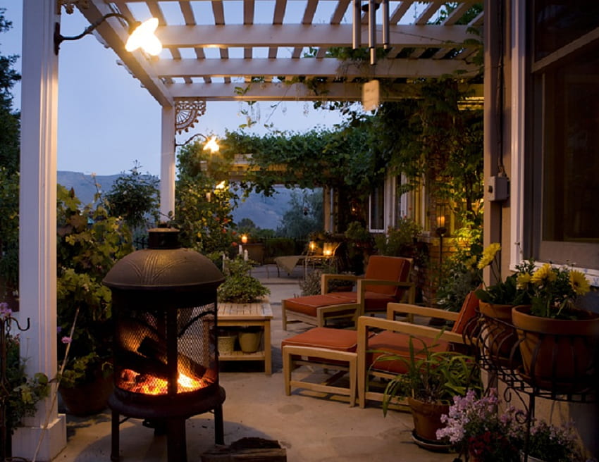 Noite perfeita, plantas, chamas, casa, lareira, agradável, montanha, cadeiras, pátio, flores, fogo papel de parede HD