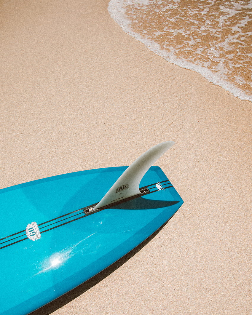 Tabla de surf azul en la playa de arena blanca · Stock, Tablas de surf coloridas fondo de pantalla del teléfono