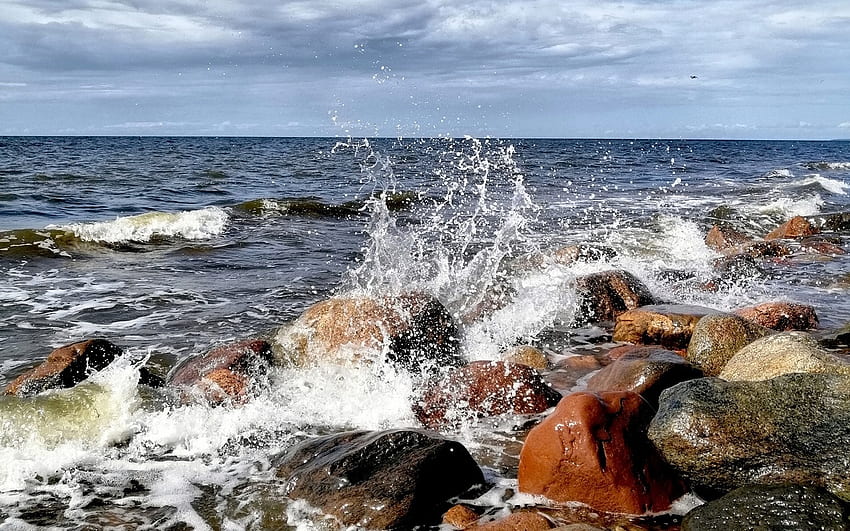 Rocky Beach en Letonia, mar, salpicadura, Letonia, rocas, olas, playa fondo de pantalla