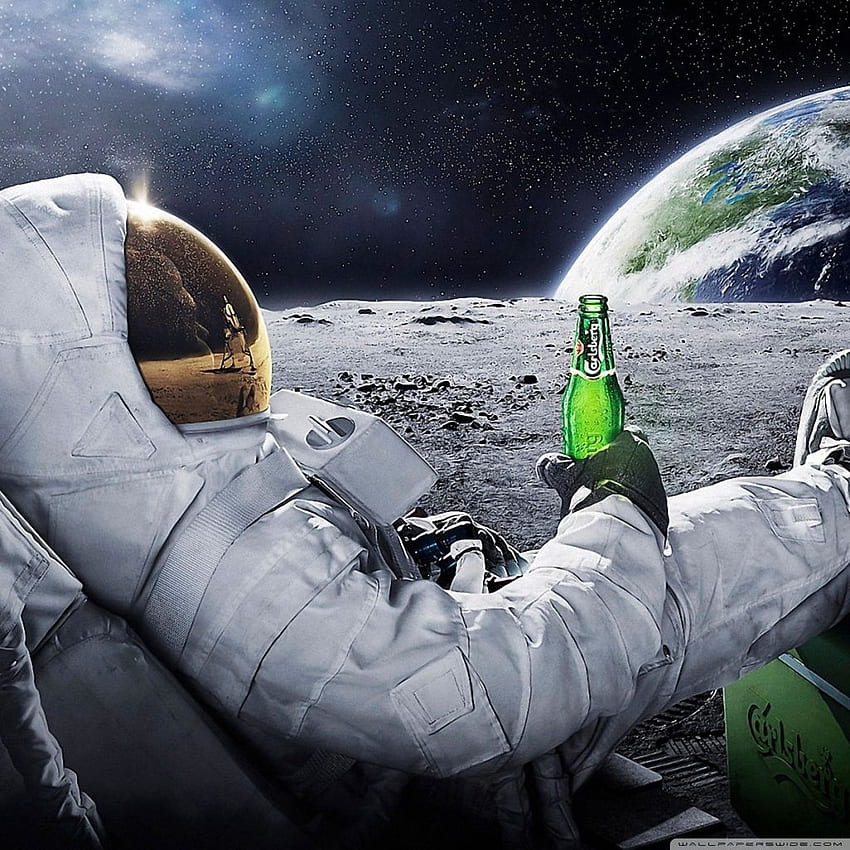 Astronot Ay'da Bira İçiyor HD telefon duvar kağıdı